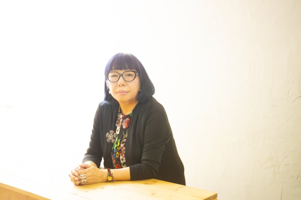 山田詠美さん近影_DR60524_01.jpgのサムネール画像